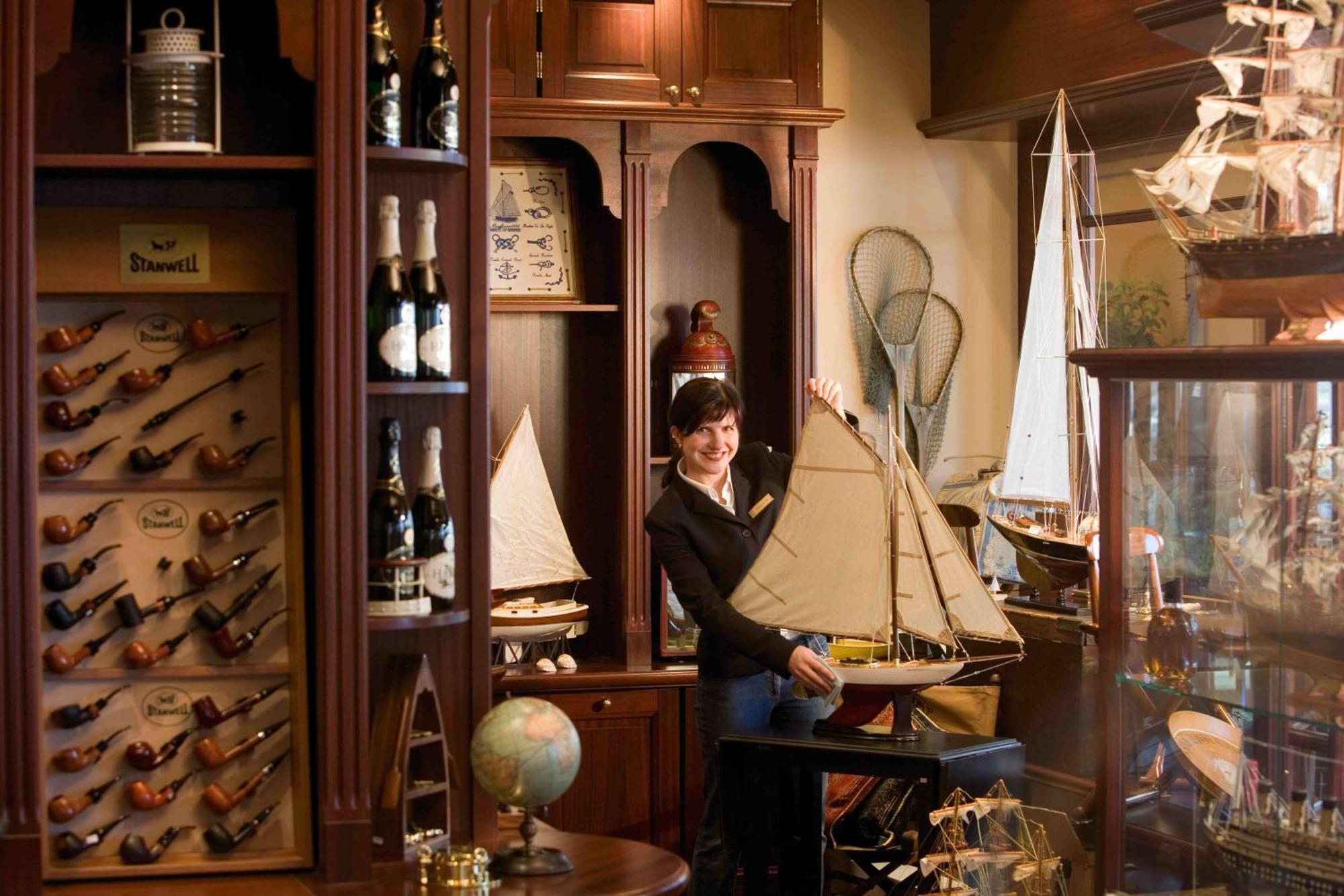 Yachthafenresidenz Hohe Duene Hotel Rostock Exterior foto A model ship in a shop in Saint Petersburg, Russia