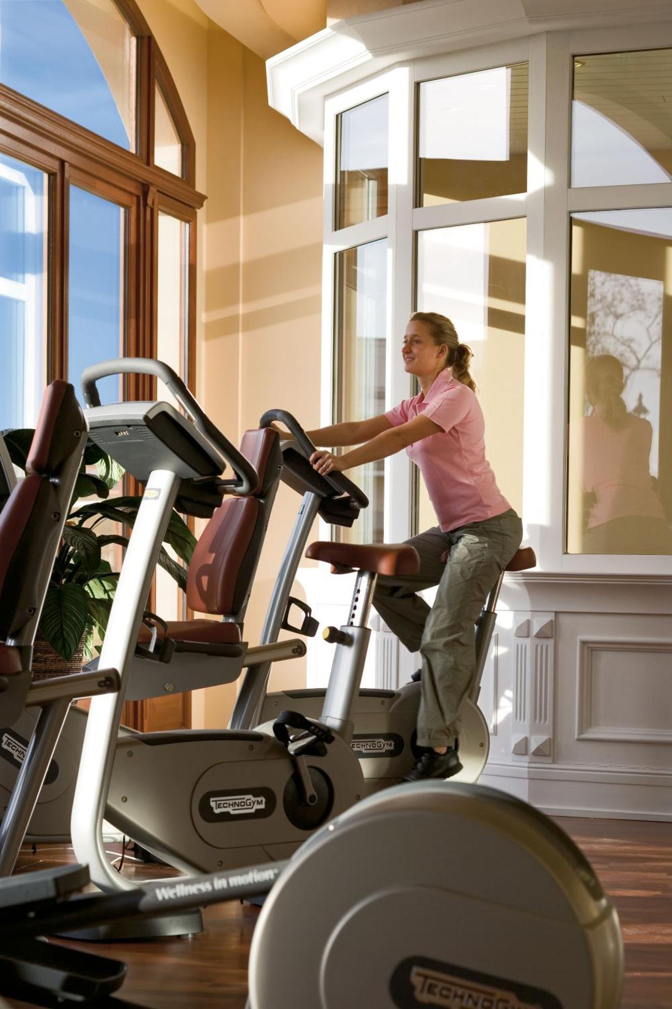 Yachthafenresidenz Hohe Duene Hotel Rostock Exterior foto A woman on a treadmill