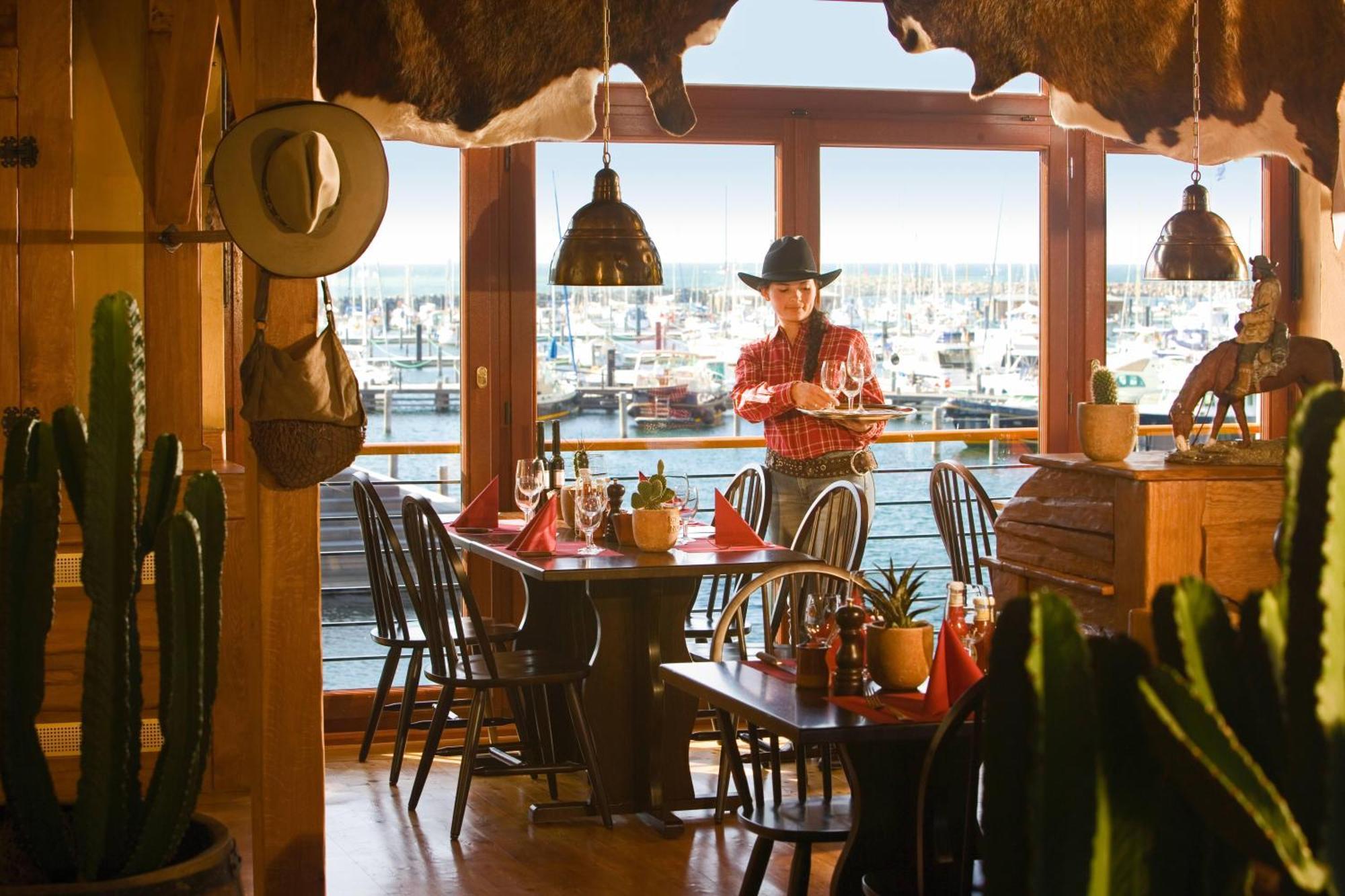 Yachthafenresidenz Hohe Duene Hotel Rostock Exterior foto Interior of a Longhorn Steakhouse