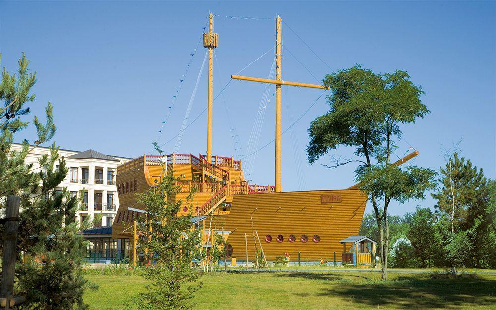 Yachthafenresidenz Hohe Duene Hotel Rostock Exterior foto The ship in 2011