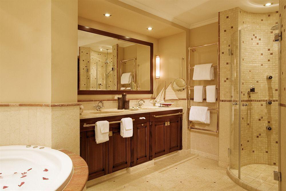 Yachthafenresidenz Hohe Duene Hotel Rostock Exterior foto A bathroom