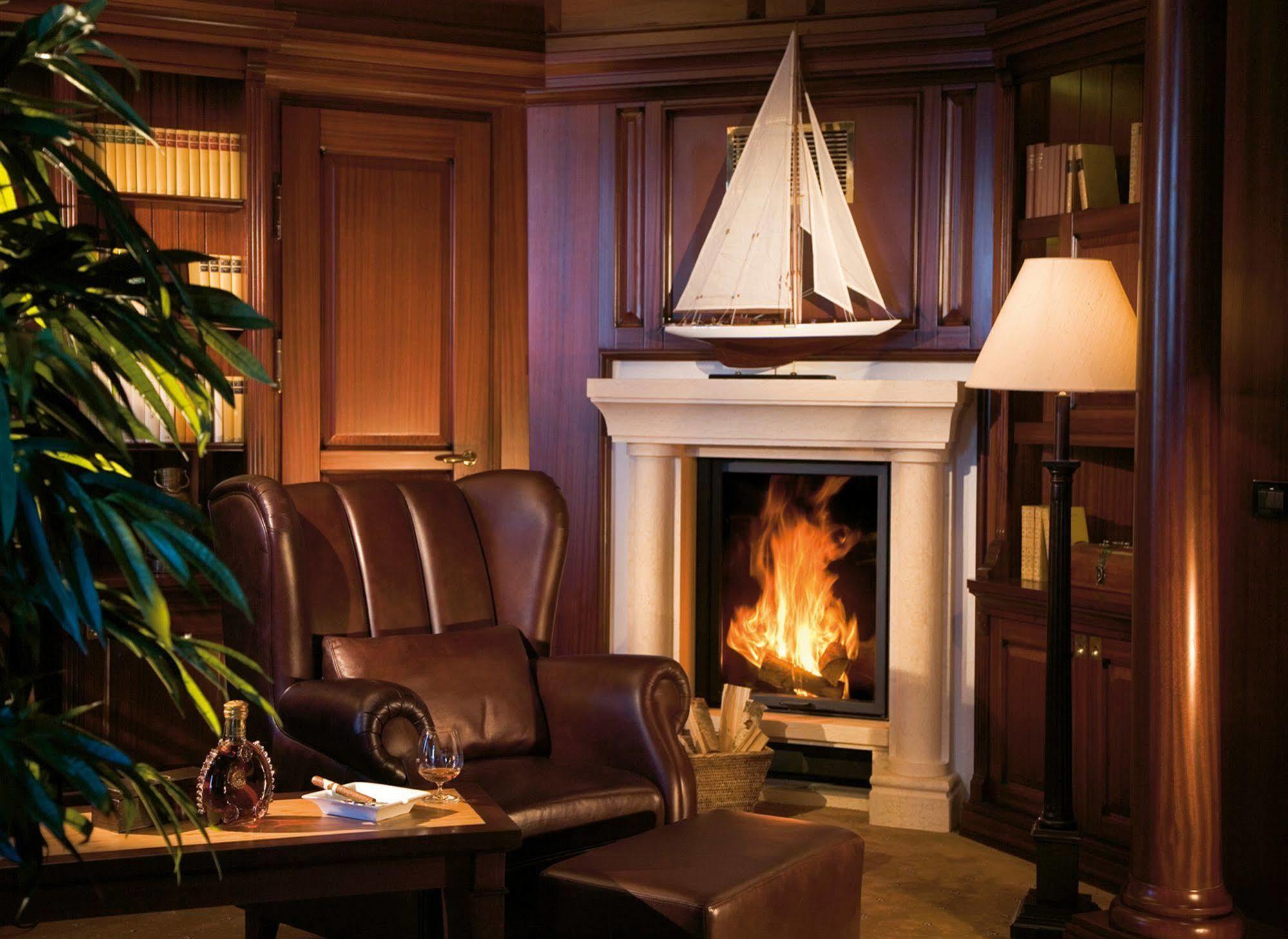 Yachthafenresidenz Hohe Duene Hotel Rostock Exterior foto A fireplace in a home