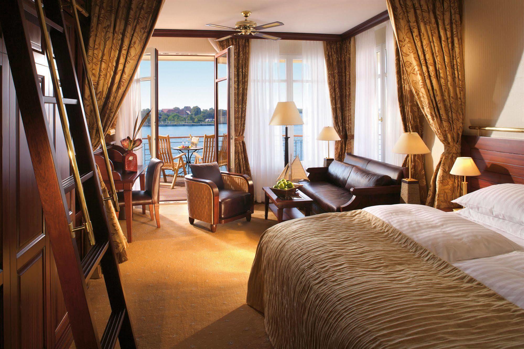 Yachthafenresidenz Hohe Duene Hotel Rostock Exterior foto Suite