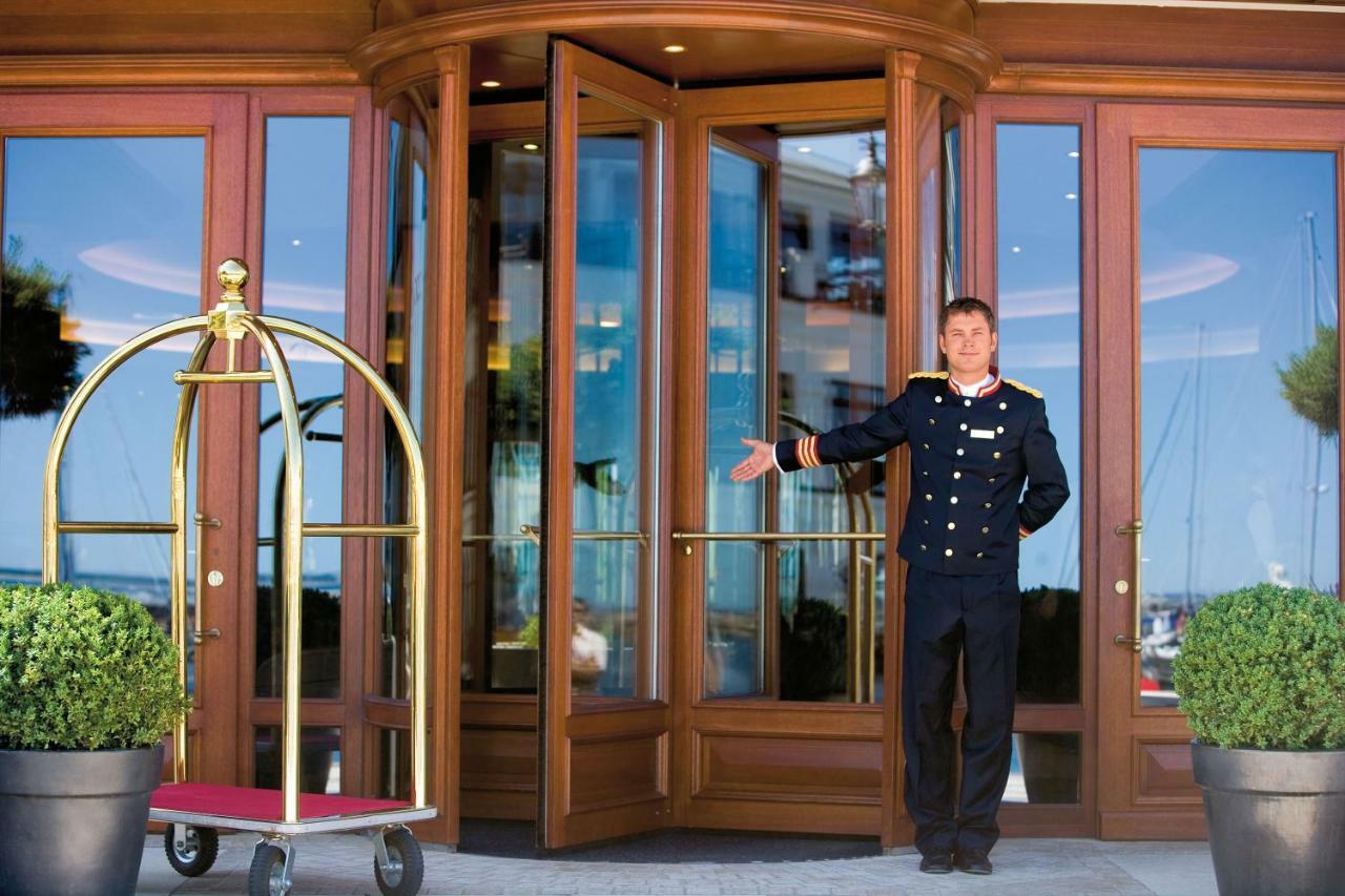 Yachthafenresidenz Hohe Duene Hotel Rostock Exterior foto A doorman at a hotel